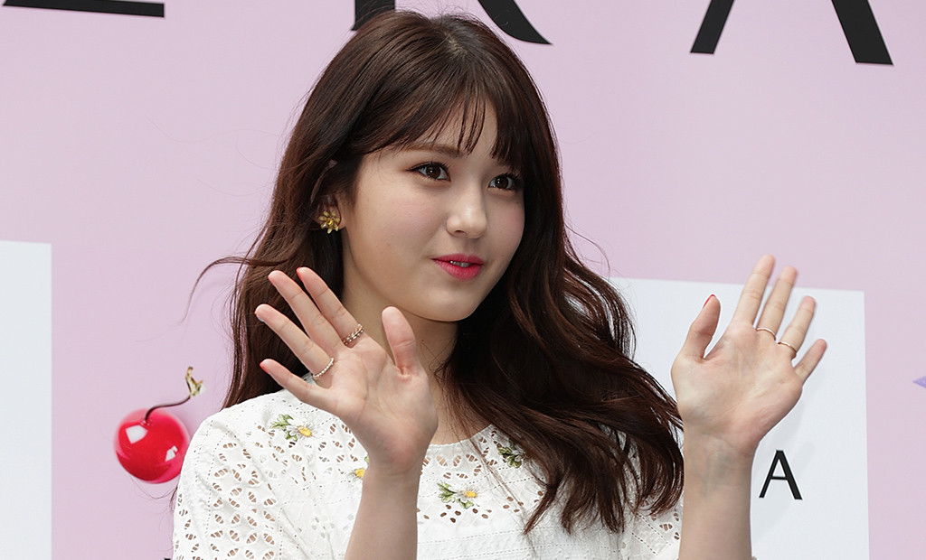 Get The Look Jeon Somi S Unique Way Of Styling Classic Blue